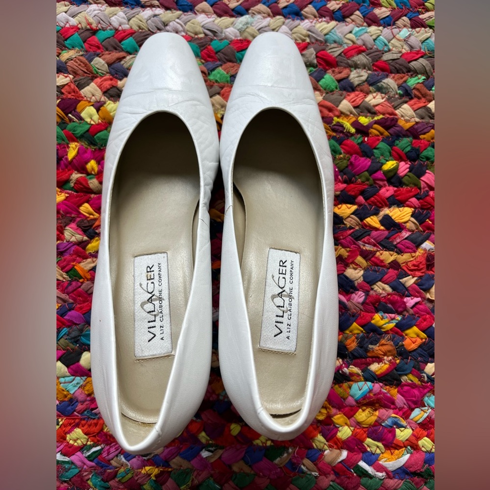 SIMPLE NEUTRAL VILLAGER LIZ CLAIRBORNE CLASSIC OFF WHITE HEELS
